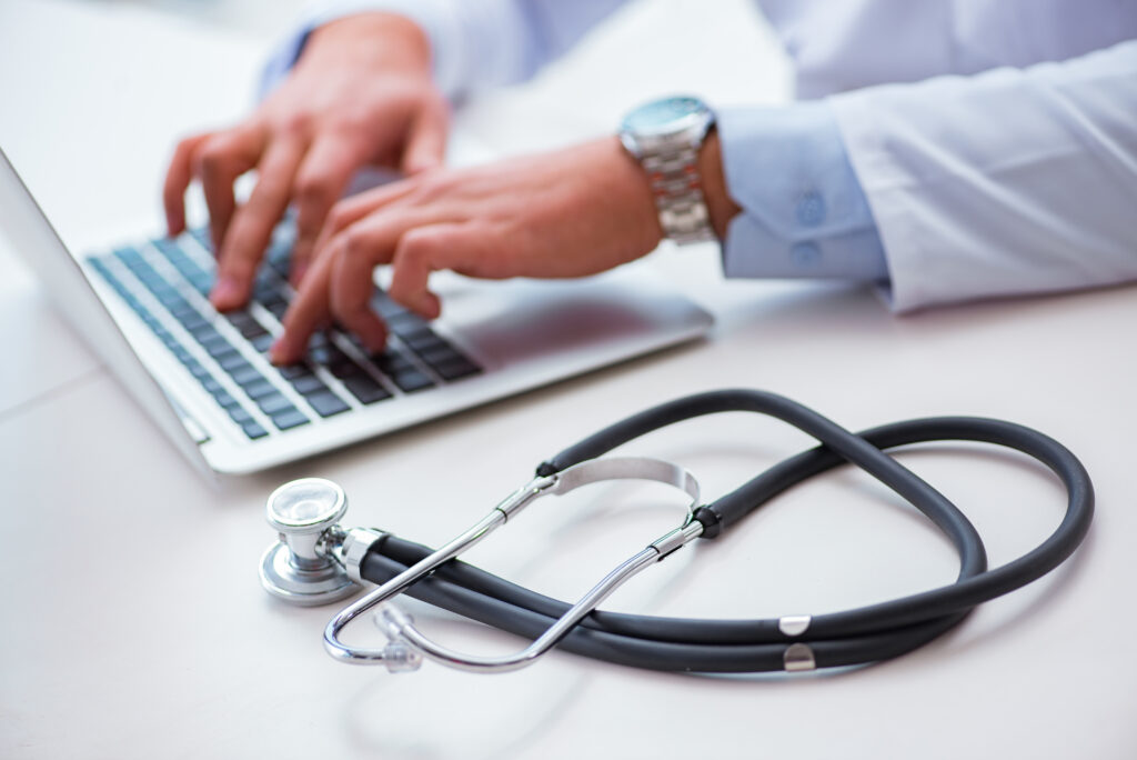 un médecin travaillant sur un ordinateur