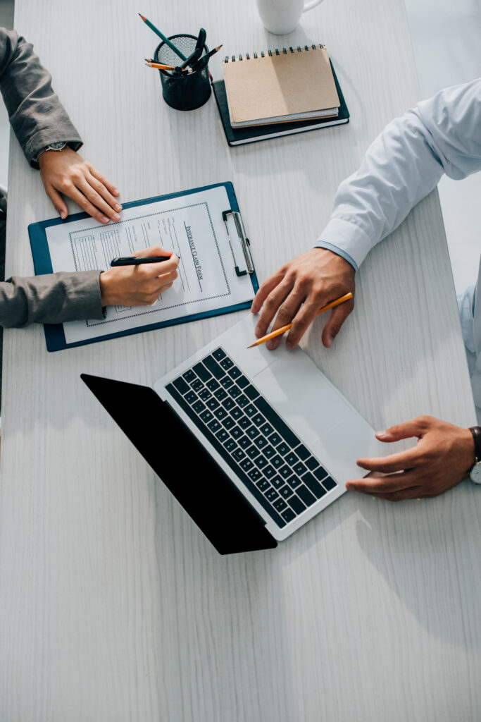 personnes travaillant sur un ordinateur
