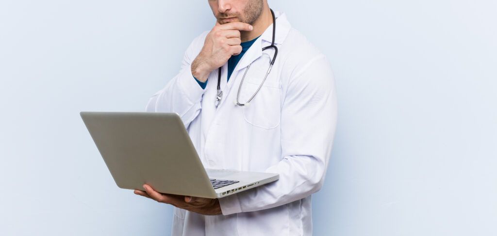 un médecin travaillant sur un ordinateur