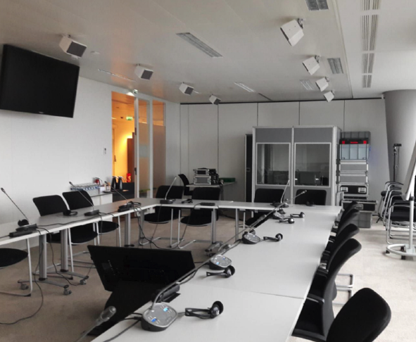 salle de réunion avec matériel de sonorisation pour l'interprétation