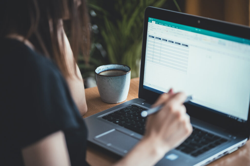 femme devant ordinateur