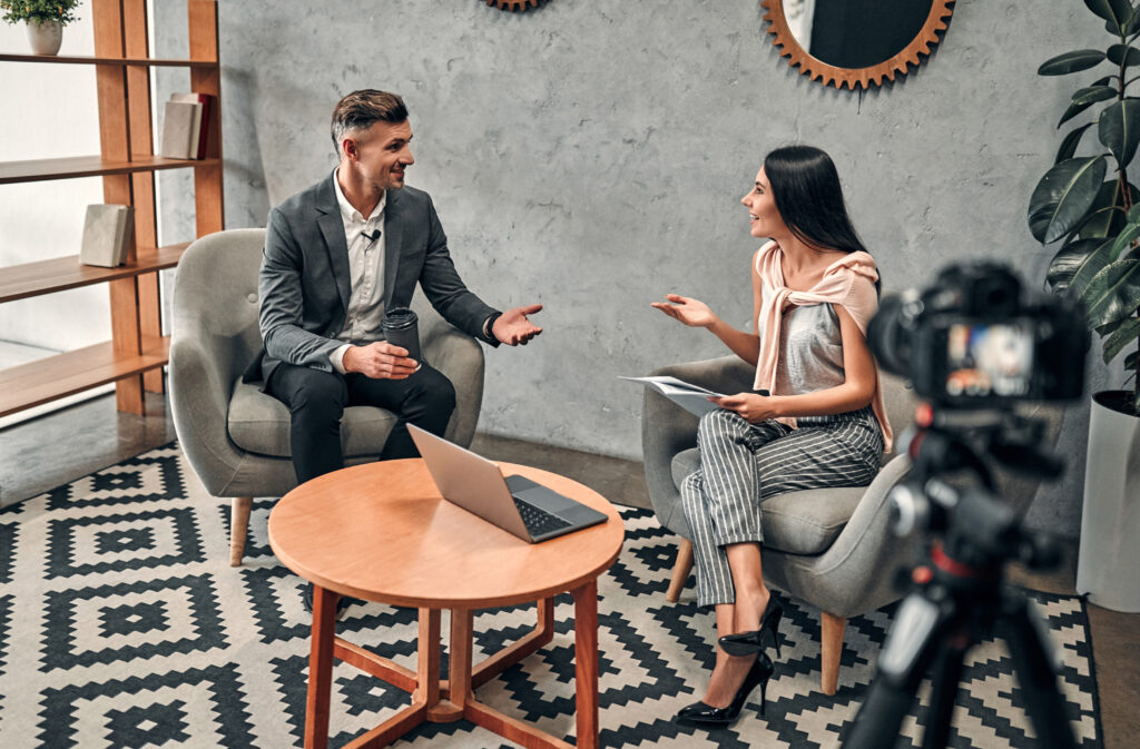 journaliste en plein interview d'une personne