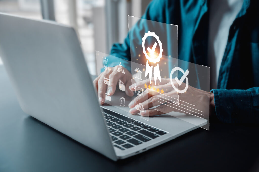 Personne sur un ordinateur laissant apparaitre en transparence des écrans de validation