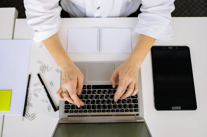 Rédaction professionnelle sur l'ordinateur