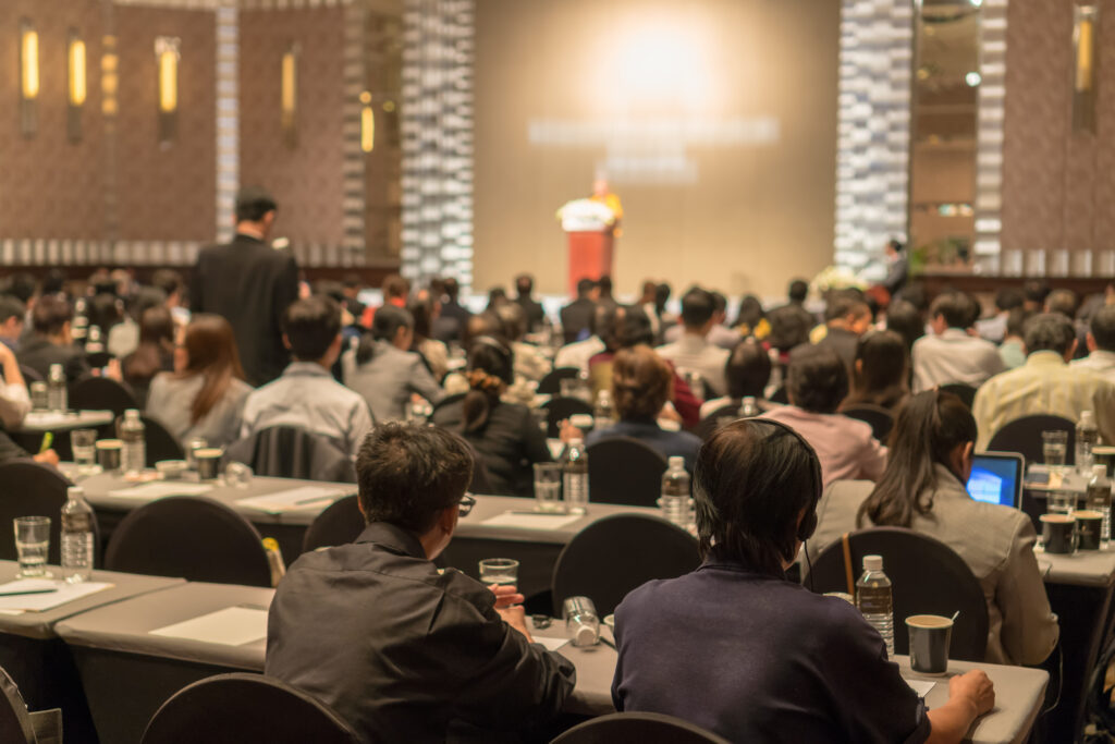 personnes de dos lors d'une conférence